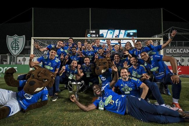 Time de vôlei do Cruzeiro festeja conquista da Superliga nas ruas e no estádio
