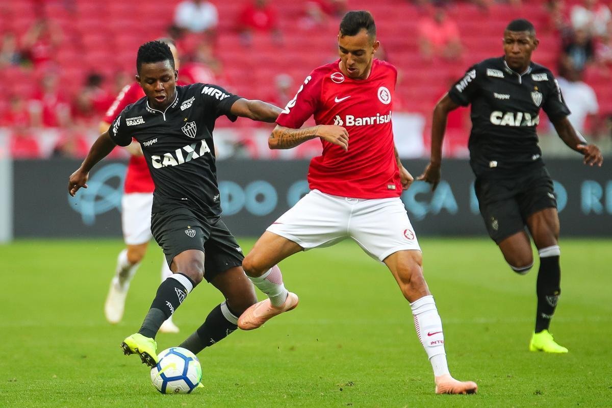 Galo derrotou Internacional no Beira-Rio com gols de Cazares e Terans; D'Alessandro descontou de pnalti