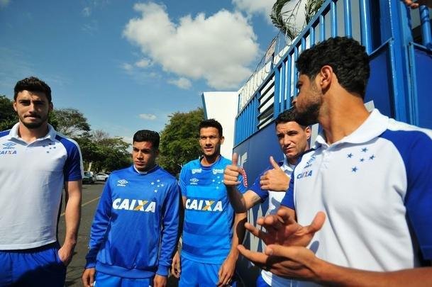 Antes do ltimo treinamento visando ao jogo contra o Grmio, os jogadores do Cruzeiro receberam apoio de torcedores na porta da Toca da Raposa II. O capito Henrique foi o porta-voz do elenco com os cruzeirenses. Alm dele, participaram da reunio o zagueiro Leo, o goleiro Rafael, o meia Robinho, o volante Lucas Romero e o meia Thiago Neves.