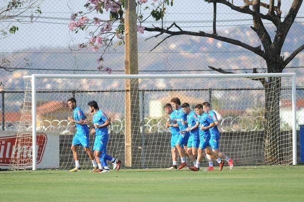 Jogadores do Cruzeiro se reapresentaram nesta sexta-feira, na Toca da Raposa II, aps a conquista do pentacampeonato da Copa do Brasil. Mano j disse que Robinho e Raniel esto vetados para enfrentar o Corinthians no domingo, s 16h, no Mineiro, pelo Brasileiro. Os provveis substitutos sero Rafinha e Rafael Sobis.