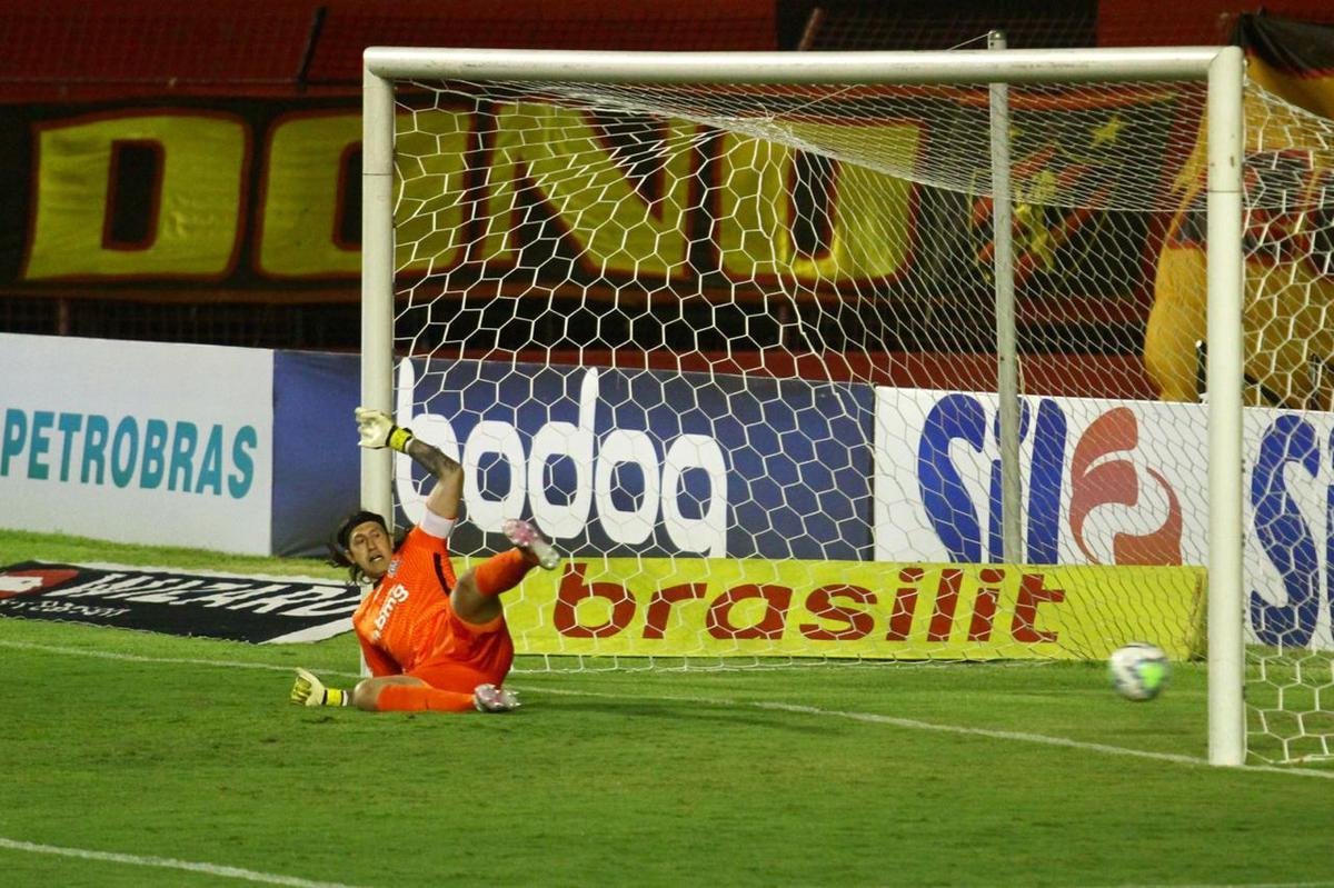 Com gol do zagueiro Maidana, de pênalti, Sport venceu o Corinthians em casa e deu um salto importante na tabela de classificação da Série A.