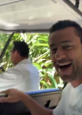 Fred não larga o celular desde que aprendeu a fazer Stories no Instagram. Na foto, ele faz campanha para ganhar desconto em um resort no litoral de Santa Catarina