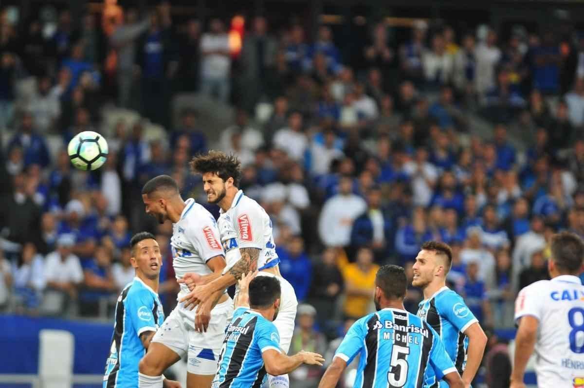 Cruzeiro volta melhor no segundo tempo, e Hudson abre o placar aos 6 minutos