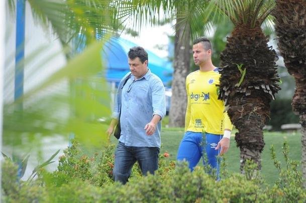 Fotos da apresentao de Adilson Batista como novo tcnico do Cruzeiro. Tcnico teve reunio com jogadores na Toca da Raposa II, falou com a imprensa e depois comandou seu primeiro treino