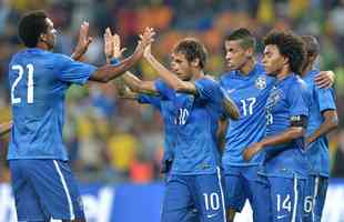 2014 - Brasil no usou o uniforme azul na Copa de 2014. Camisa tinha listras horizontais em tons distintos de azul e voltou a ter os detalhes brancos