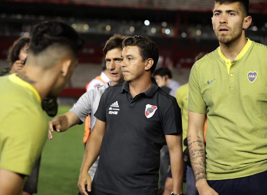 Depois do adiamento da final da Libertadores, jogadores de River Plate e Boca Juniors estiveram no gramado do Monumental de Nez e trocaram algumas palavras amistosas