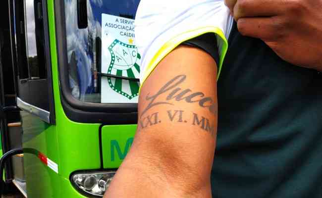 Elissom fez uma tatuagem com o nome de Lucca no brao direito para eternizar na pele o nome de seu filho