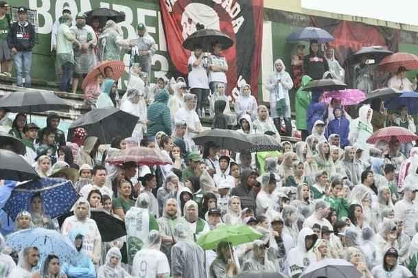 Brasileiros se despedem de jogadores, integrantes da comissão técnica e dirigentes da Chapecoense, além de jornalistas mortos na queda do avião do clube na Colômbia
