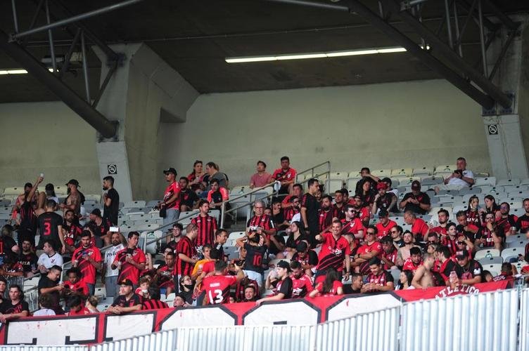 Torcida do Athletico-PR no jogo de ida da final da Copa do Brasil de 2021, contra o Galo, no Mineiro, em BH