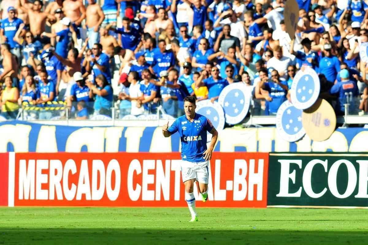 Imagens do primeiro tempo: Cruzeiro abriu o placar com um minuto de jogo, gol de Thiago Neves