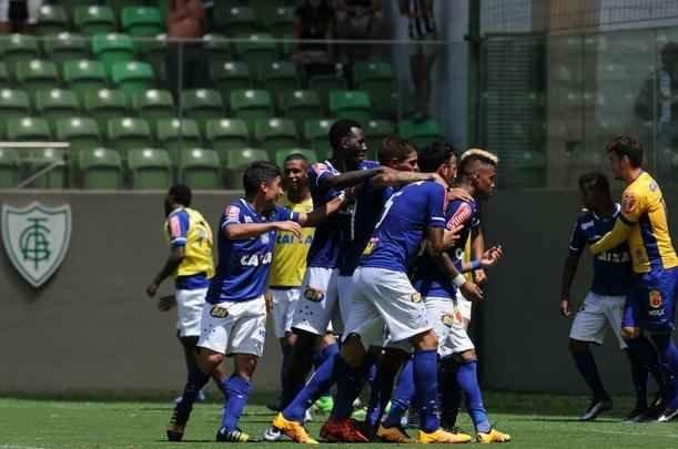 Rafael Silva comemora o gol da vitria do Cruzeiro sobre o Atltico