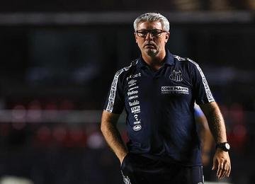 Técnico tenta encerrar série de sete jogos sem vencer em duelo com o lanterna Coritiba neste sábado (10)