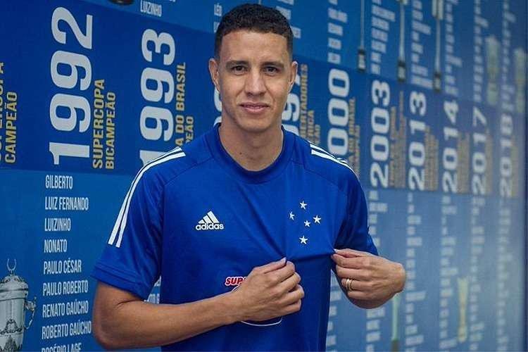 Roberson parece uma carta fora do baralho do Cruzeiro. Nos últimos jogos, não foi relacionado por Felipão. Quando jogou, não mostrou futebol de bom nível.