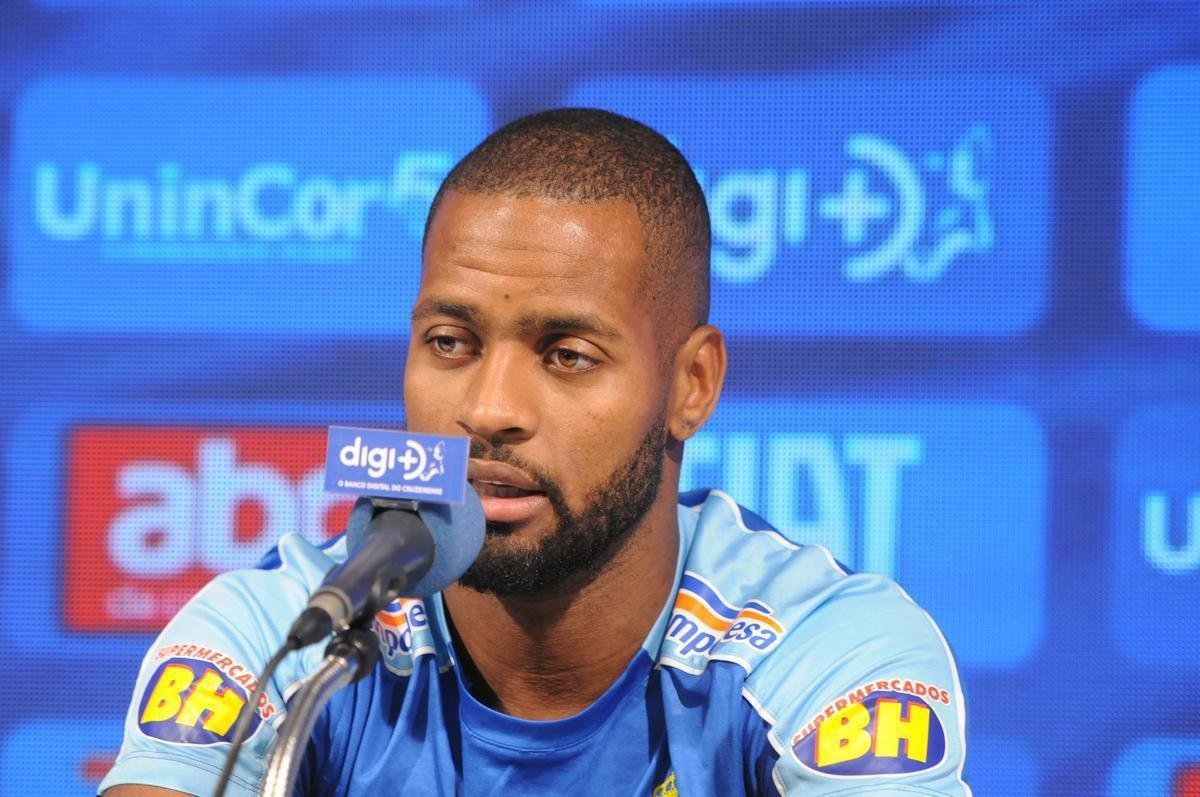 Ded emplacou o ano mais artilheiro no Cruzeiro em 2014, quando anotou cinco gols em 48 jogos. Considerando todas as temporadas, o defensor de 1,92m fez 15 gols em 188 partidas.