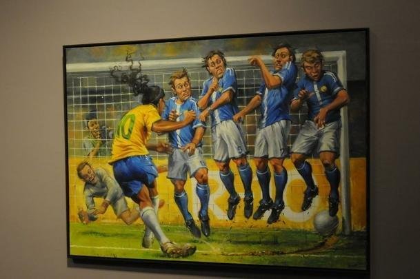 Ronaldinho Gacho lanou nesta tera-feira, no Mineiro, a exposio 'Fragmentos de um gacho', do artista Camaleo; astro ainda entrou para a Calada da Fama do estdio, em Belo Horizonte.