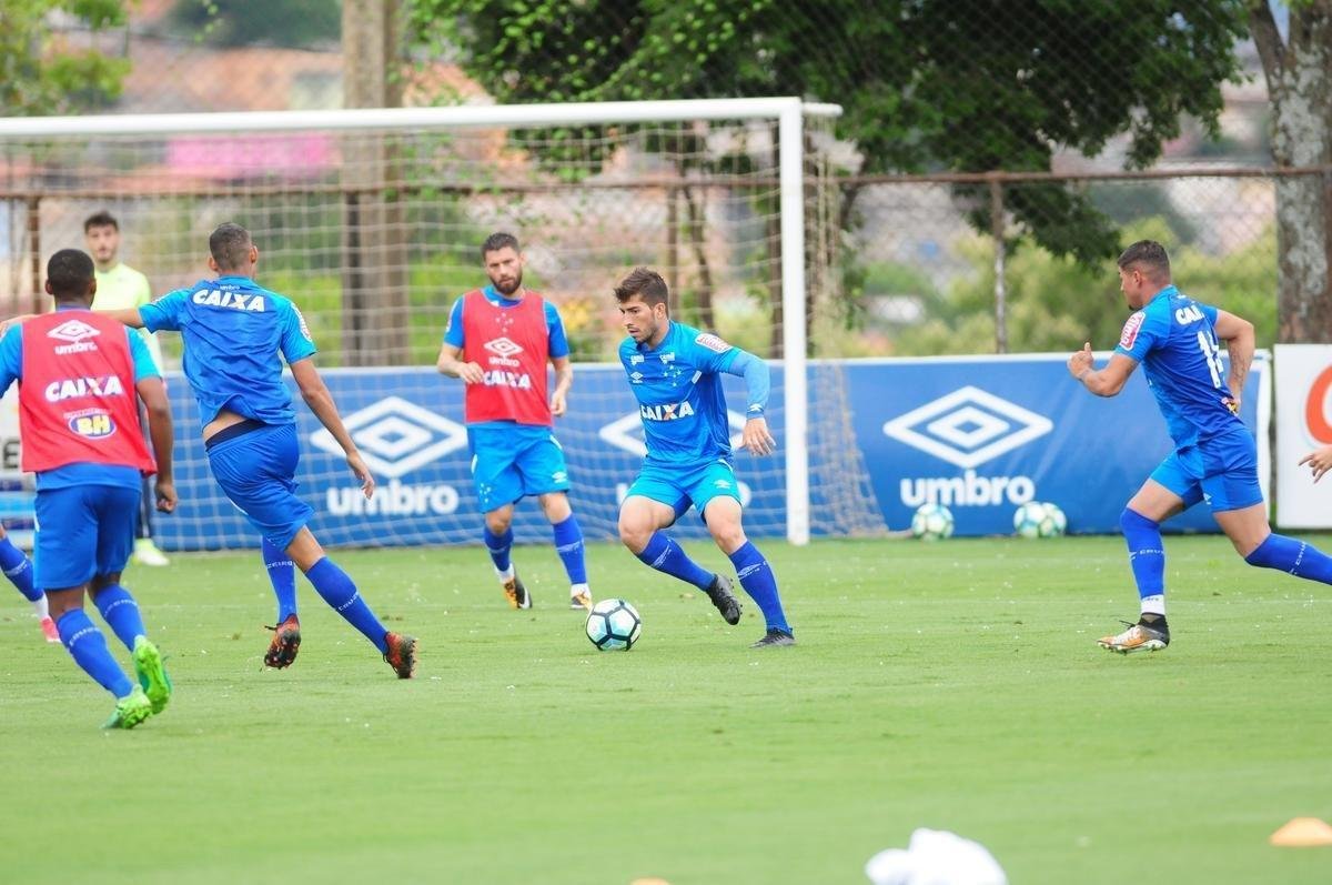 Com presena da torcida, Cruzeiro seguiu preparao para jogo contra o Fluminense, no Mineiro. Nesta sexta, Mano definiu Lucas Silva como substituto de Henrique, suspenso. O zagueiro Leo treinou normalmente aps se recuperar de leso e ser relacionado. 
