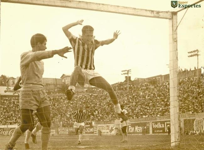 02/12/1963. Lance do jogo entre Atltico e Cruzeiro, realizado no estdio Independncia. O jogo terminou empatado em 1 a 1