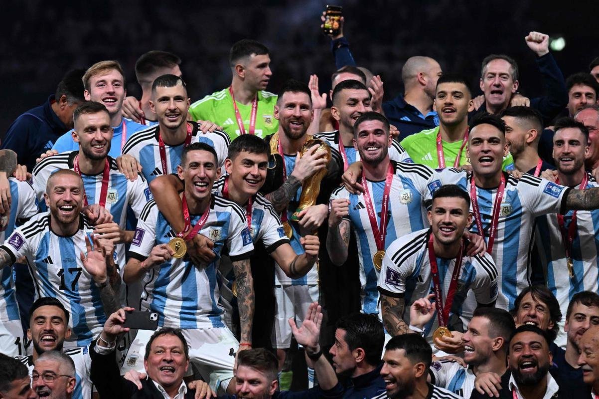 Messi ergue a taa de campeo da Copa do Mundo! Festa da Argentina no Estdio Icnico de Lusail, no Catar, com o tricampeonato mundial