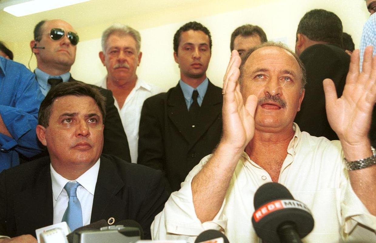 Inaugurao da Toca da Raposa II em 9 de maro de 2002. Na ocasio, presidente do Cruzeiro, Zez Perrella, recebeu figuras ilustres, como o tcnico da Seleo Brasileira, Luiz Felipe Scolari, e outras autoridades pblicas municipais, estaduais e federais