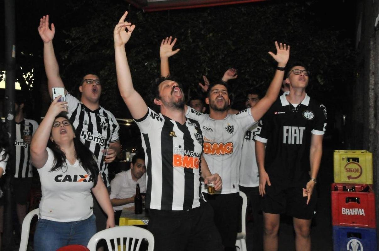 Torcedores do Galo comemoram classificao  final da Copa do Brasil no Bar do Salomo, tradicional reduto atleticano de Belo Horizonte