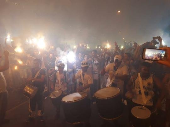 Torcedores acompanharam a chegada do Cruzeiro no Mineirão