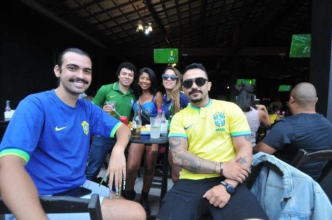 Na regio de Venda Nova, em Belo Horizonte, torcida festeja vitria do Brasil sobre a Coreia do Sul por 4 a 1 pelas oitavas de final da Copa do Mundo