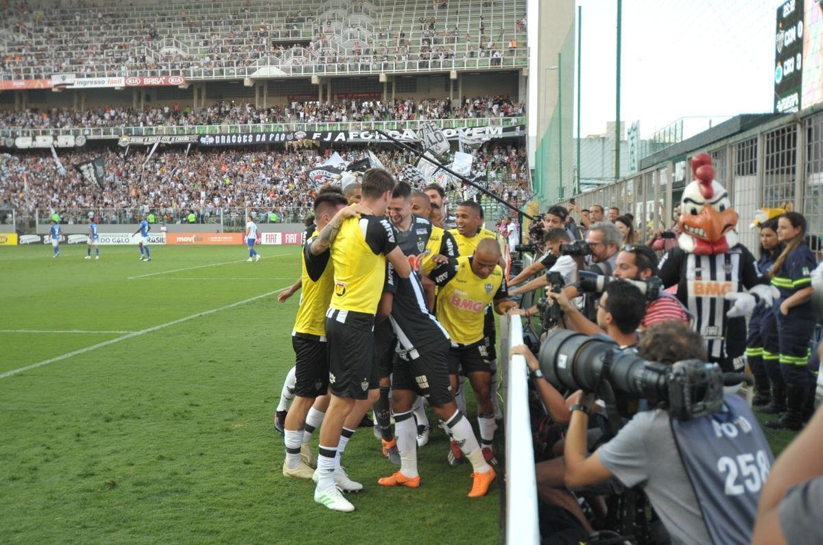 Elias abriu o placar para o Atltico aos 29 minutos do primeiro tempo