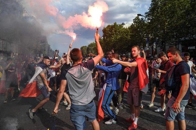 Torcedores franceses tomaram principais pontos tur�sticos e avenidas de Paris para celebrar o bi mundial