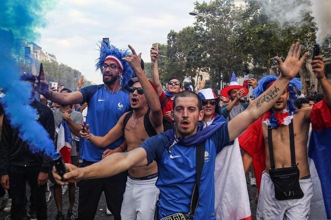 Torcedores franceses tomaram principais pontos tur�sticos e avenidas de Paris para celebrar o bi mundial
