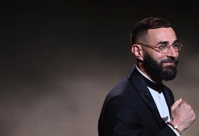 Karim Benzema recebe prmio Bola de Ouro, da Revista France Football, como melhor do mundo na temporada 2021/22. 