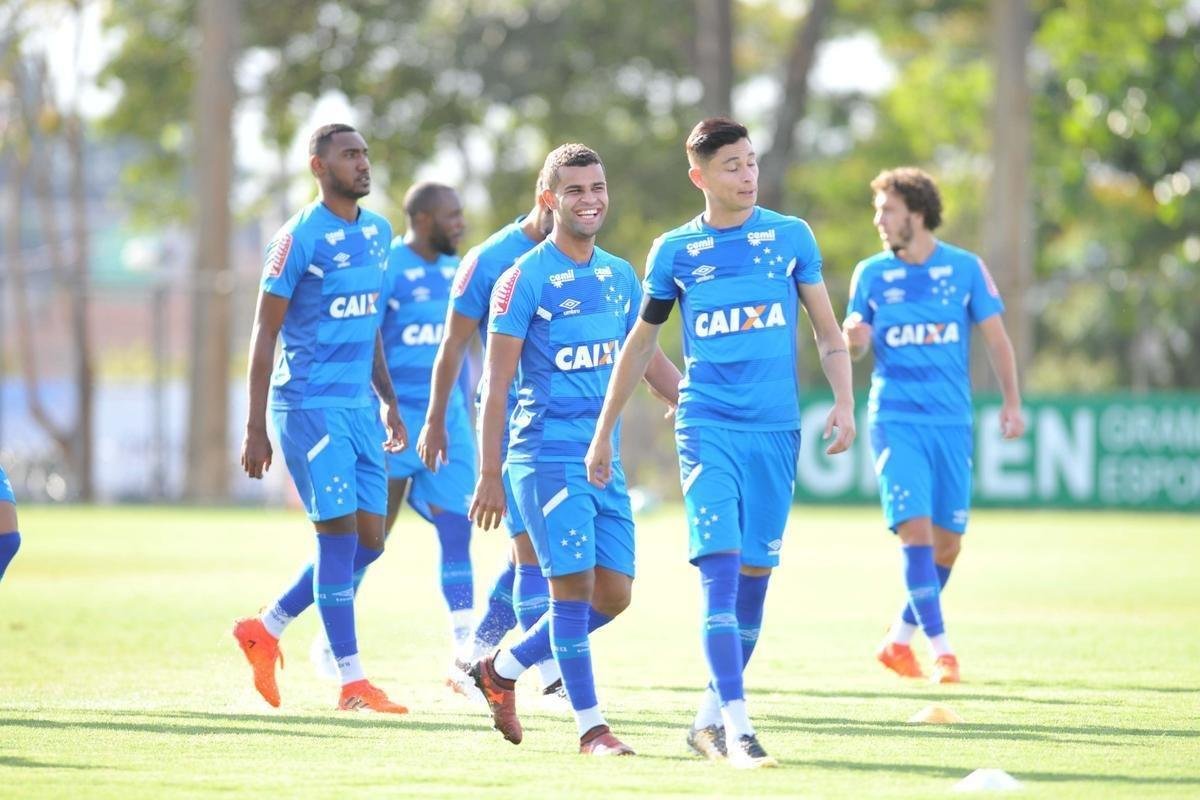 Jogadores do Cruzeiro trabalharam em tom descontrado na Toca da Raposa antes de final com Flamengo