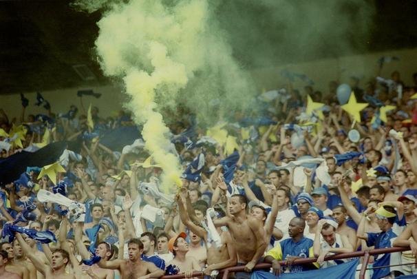 Torcida do Cruzeiro lotou Mineiro em 30 de novembro de 2003 para assistir ao duelo com o Paysandu, pela 44 rodada do Campeonato Brasileiro, que confirmaria o ttulo brasileiro e a Trplice Coroa. O pblico foi de 73.141 pagantes e gerou uma renda de R$ 827.201,00. O nmero de presentes no foi divulgado. O time celeste no decepcionou, venceu por 2 a 1, com gols de Zinho e Mota, e deu incio  festa em Belo Horizonte.