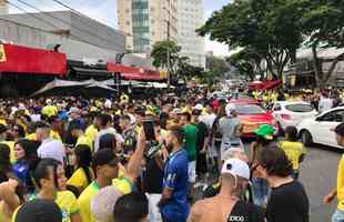 Torcedores se concentraram na Rua Alberto Cintra, em Belo Horizonte, para acompanhar o jogo entre Brasil x Camares pela Copa do Mundo