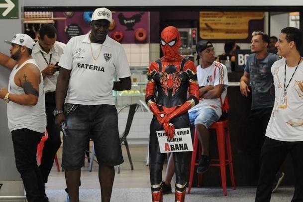 Arana foi recepcionado por torcedores do Atltico no Aeroporto de Confins