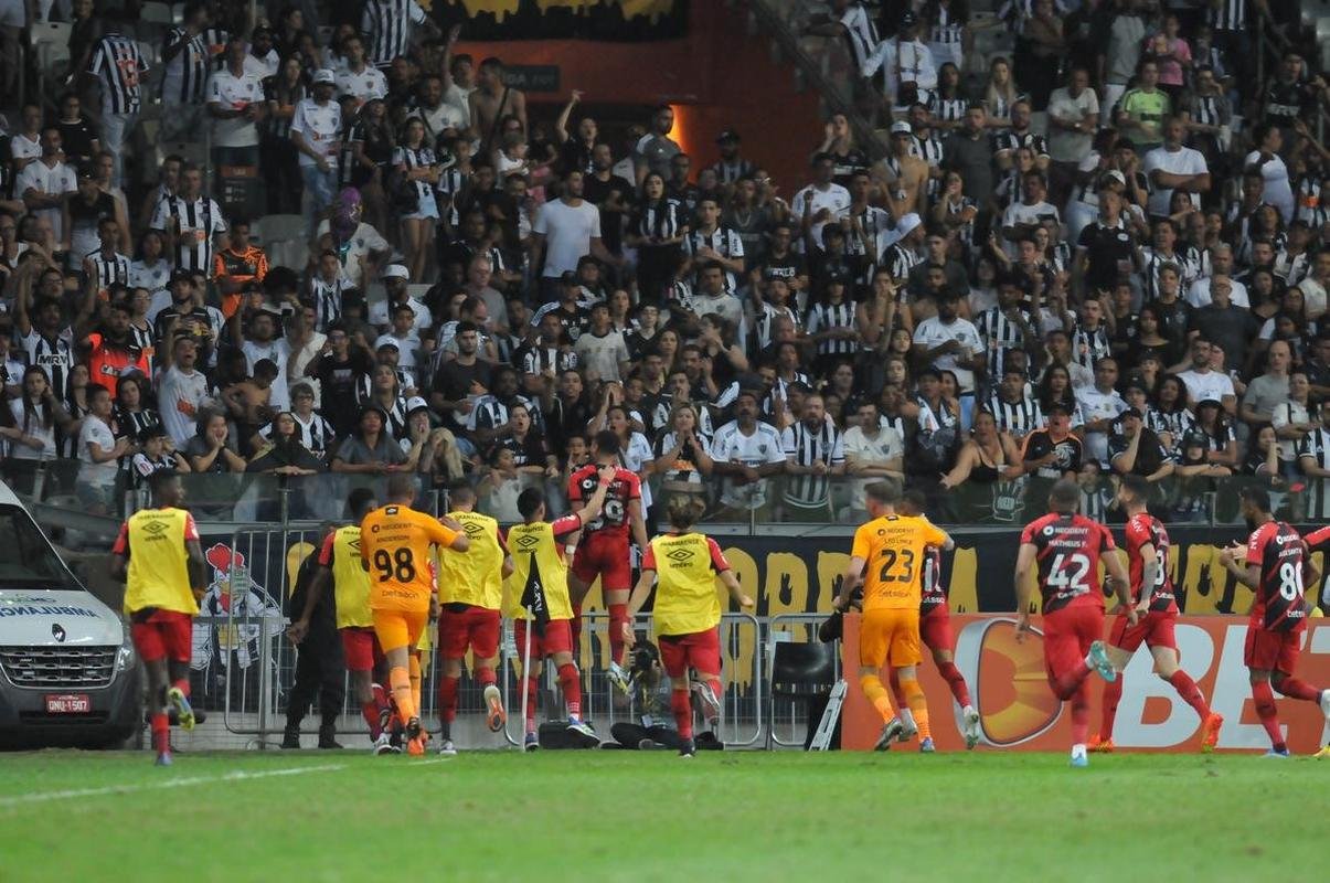 Fotos da partida entre Atltico e Athletico-PR, neste domingo (7), no Mineiro, pela 21 rodada do Campeonato Brasileiro