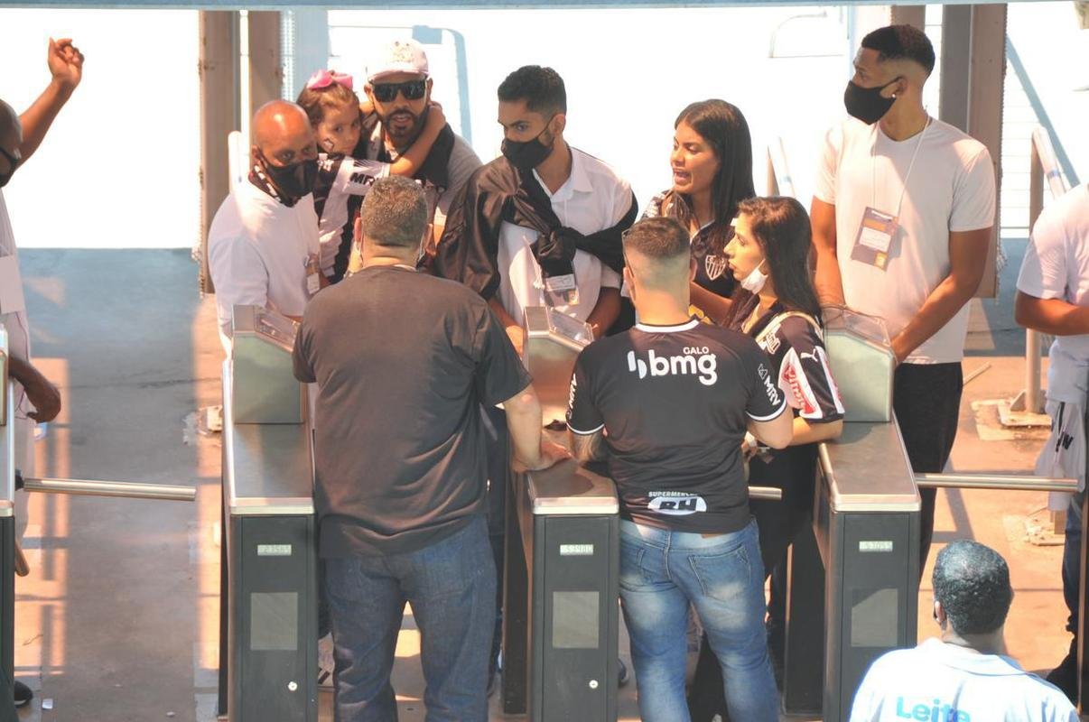 Fotos da torcida do Atltico na chegada ao Mineiro para acompanhar o jogo contra o Fluminense pela 36 rodada do Campeonato Brasileiro