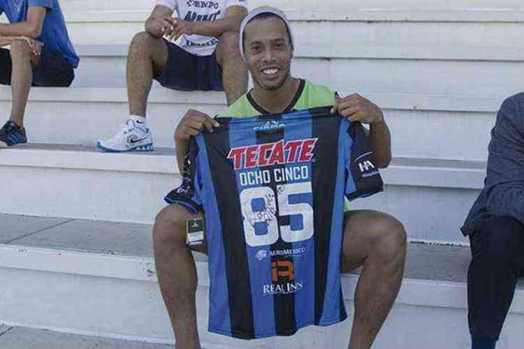 Ex-jogador da NFL 'procura' camisa do Atlético de Ronaldinho