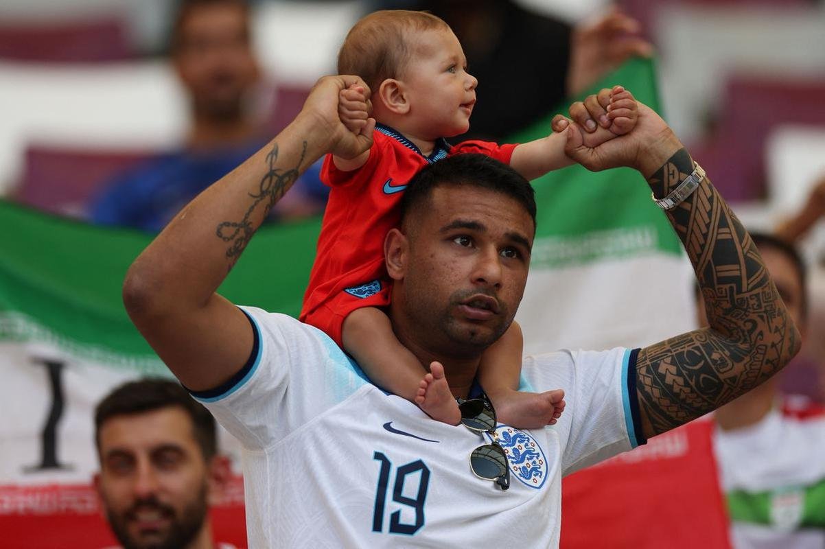 Os torcedores de Inglaterra e Ir no primeiro jogo do Grupo B na Copa do Mundo.