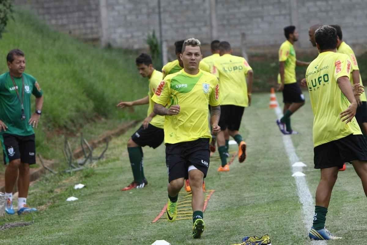 O elenco do Amrica se reapresentou para a temporada 2015 na tarde desta segunda-feira, no CT Lanna Drumond. Depois de reunio com integrantes do conselho de administrao, os jogadores foram para um campo secundrio, onde realizaram o primeiro trabalho com bola. O gramado principal passa por reformas.