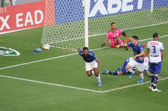 Cruzeiro goleou URT por 3 a 0 no Independncia com gols de Thiago, Machado e Edu em sua estreia no Mineiro. Ronaldo, dono da SAF, assistiu  partida no Horto. Duelo marcou estreia do tcnico uruguaio Paulo Pezzolano