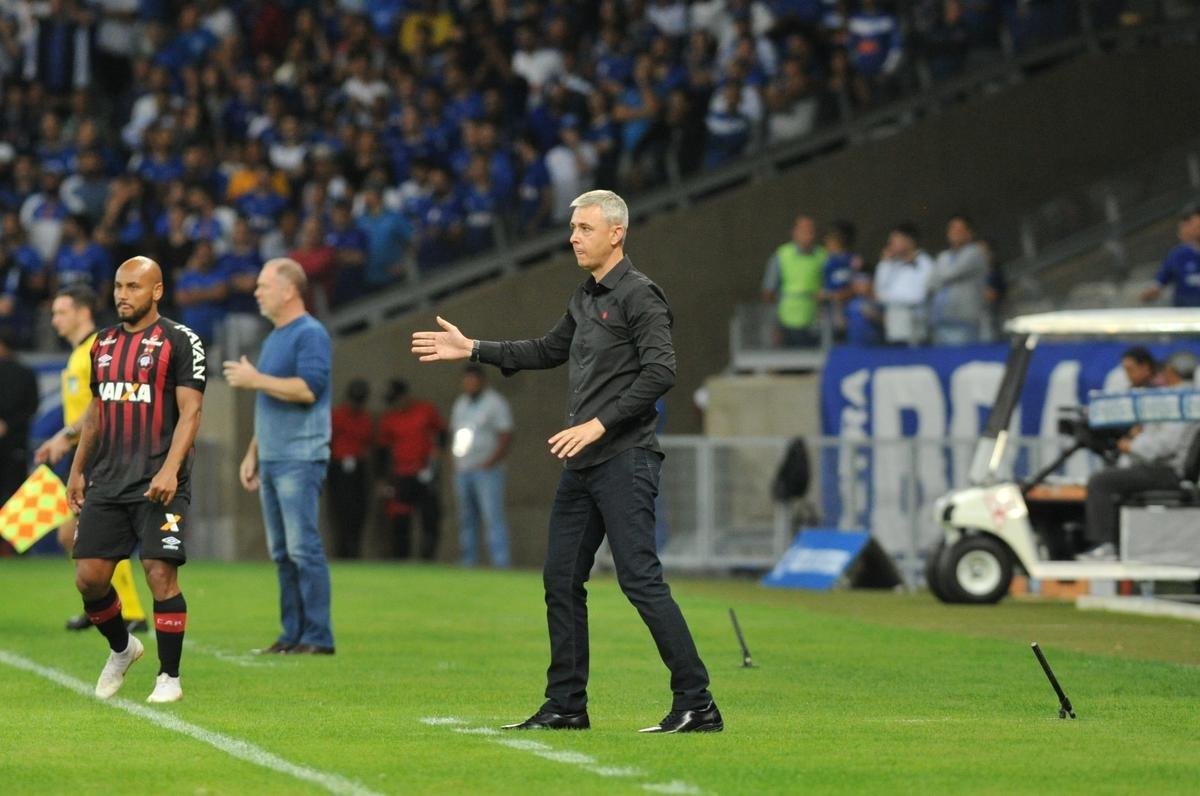 Depois de surgir com belo trabalho no Athletico-PR, Tiago Nunes foi contratado pelo Corinthians em novembro de 2019. Estreou apenas em 2020. No conseguiu o desempenho esperado com o clube paulista e foi demitido em setembro.  
