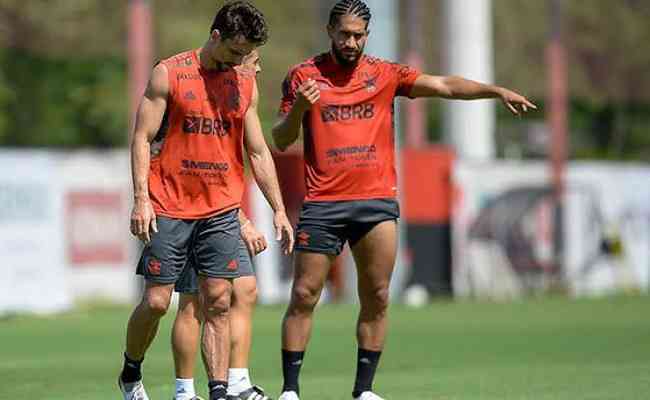 Rodrigo Caio ao lado de Pablo durante um treino do Flamengo