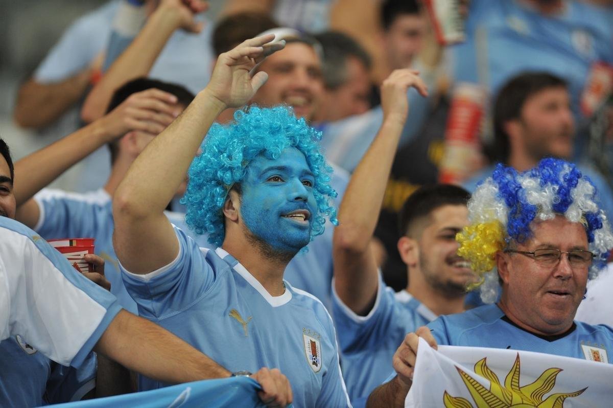 Fotos das torcidas de Uruguai e Equador no Mineiro