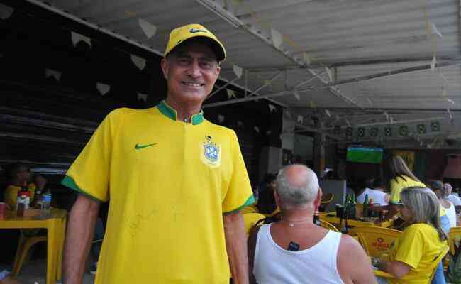Cruzeirense, Geraldo Magela exibe com orgulho camisa do Brasil autografada por Ronaldinho Gacho