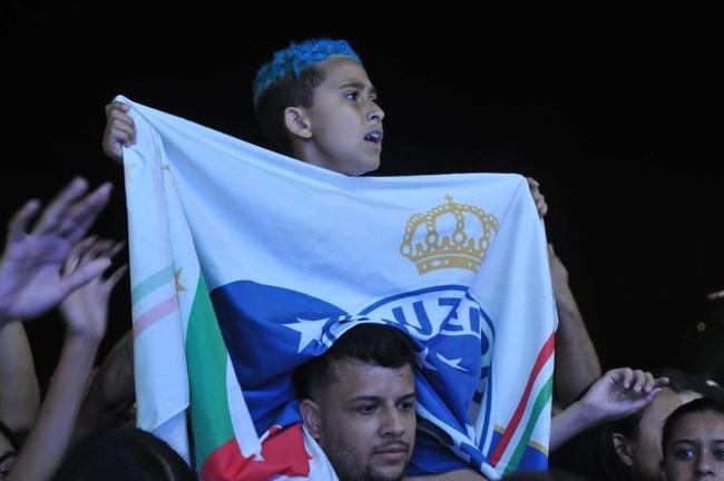 Torcedores do Cruzeiro cantam eufricos durante a Caravana em Conselheiro Lafaiete, com a visita de Ronaldo