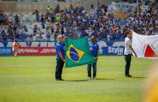 Seu Lcio entrou no gramado com jogadores, carregou bandeira do Brasil e realizou grande sonho