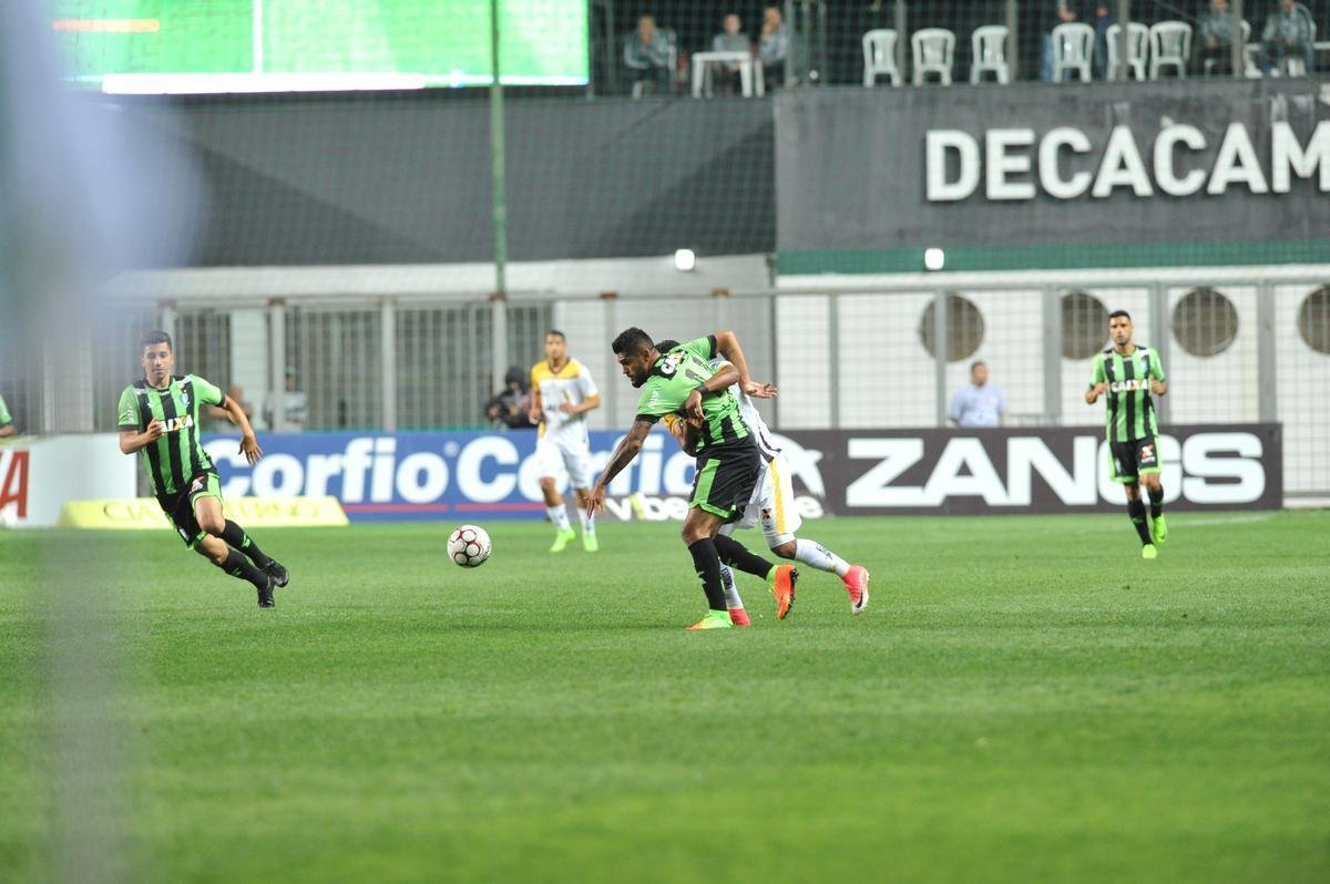 Imagens da partida entre Amrica e Cricima, no Independncia, pela Srie B do Brasileiro