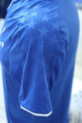 Imagens da camisa principal do Cruzeiro para a temporada de 2019
