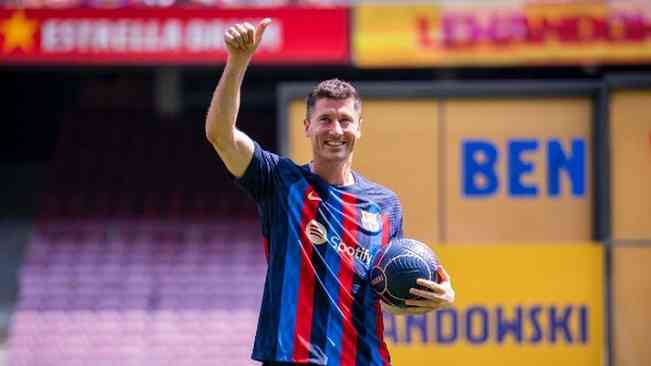 Lewandowski é apresentado no Camp Nou e assume número 9 do Barcelona