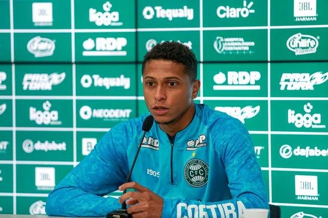 Depois de come�ar a temporada como titular do Cruzeiro, Rafael Santos perdeu espa�o e acabou emprestado ao Coritiba em agosto de 2022, com contrato v�lido apenas at� o fim desta temporada. Seu futuro ainda � incerto, uma vez que tem v�nculo com a Raposa at� dezembro de 2023.

Com a camisa do Coxa, o lateral-esquerdo tem recebido chances do t�cnico Guto Ferreira para atuar como titular, como na vit�ria por 2 a 1 sobre o Red Bull Bragantino, nesse domingo (9/10), pela S�rie A. 
